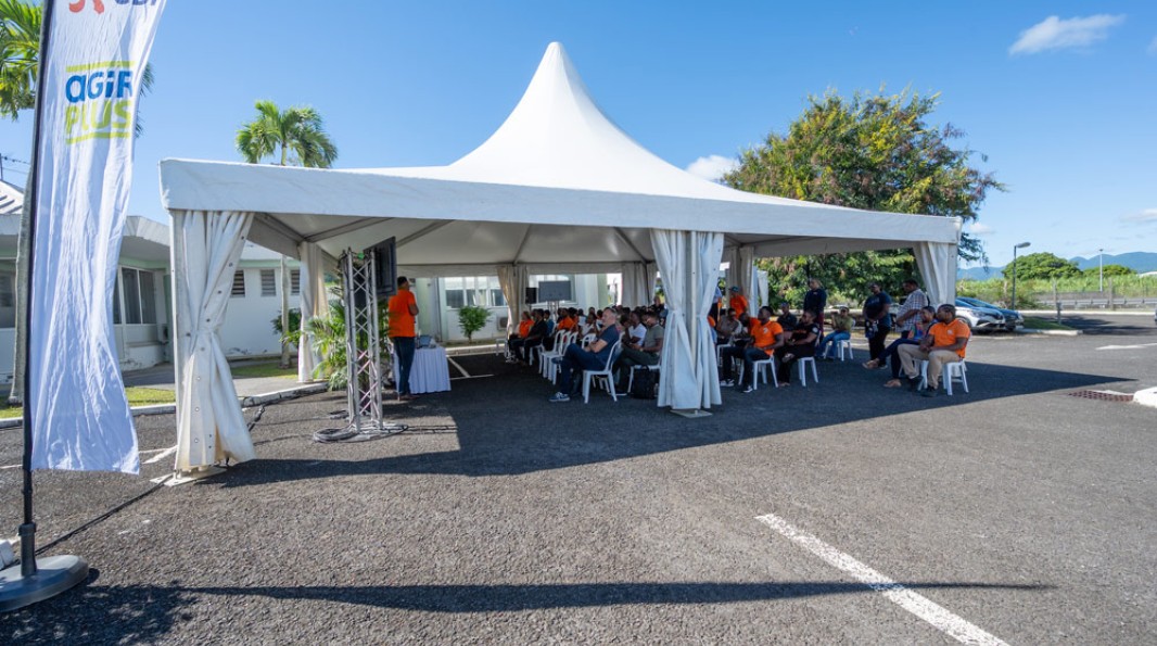 Photo d’une conférence organisée sous un chapiteau sur le site EDF de Morne Bernard
