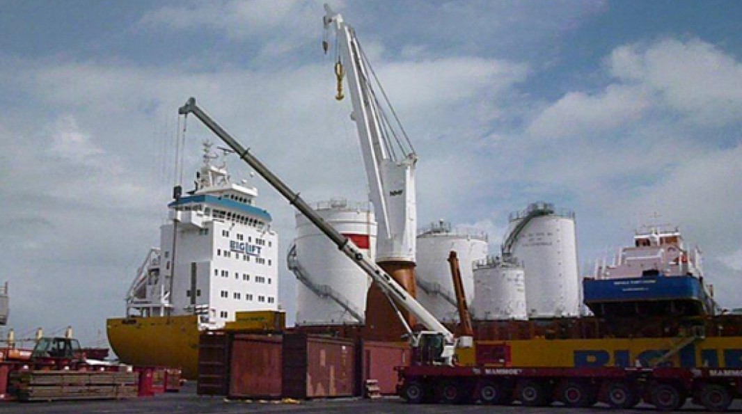 Photo de l'arrivée par voie maritime de cuves industrielles destinées à la centrale de Jarry