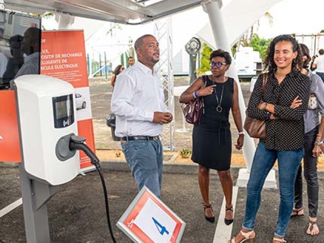 Photo prise devant le Dispositif de Recharge Intelligente du Véhicule Electrique (D.R.I.V.E ) (+ précis)